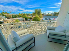 Designer Silver Lake Stylish One Bedroom with Parking